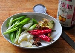 白菜粉皮鸡,葱姜蒜洗净拍扁切大段;八角洗擦干净