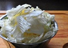 白菜粉皮鸡,鸡腿切块,粉皮泡软撕大块、白菜撕成片