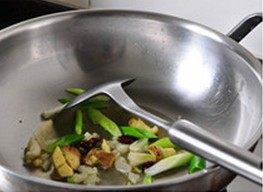 白菜粉皮鸡,热锅入凉油,小火爆香八角,下入葱姜蒜,继续小火煸炒