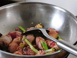 白菜粉皮鸡,下入鸡块儿,转大火,翻炒至鸡块儿全部变色、水汽出干、鸡皮出油