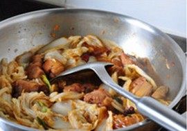 白菜粉皮鸡,加入粉皮,再在粉皮上加入适量酱油,翻炒至粉皮透明上色
