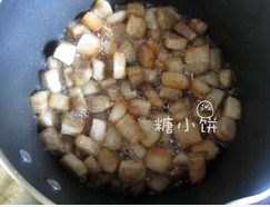 卤肉饭,五花肉丁放入锅中煸炒至出油，表面微黄