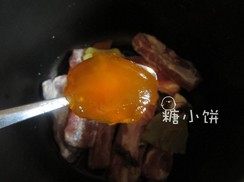 酸甜杏酱排骨,加入姜3片，花椒十几颗，桂皮1段，香叶半片，八角2个，加入杏子酱，<a style='color:red;display:inline-block;' href='/shicai/ 788'>生抽</a>，<a style='color:red;display:inline-block;' href='/shicai/ 718'>料酒</a>， 加水至没过排骨