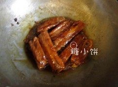 酸甜杏酱排骨,大火将汤汁收浓，留一点点酱汁裹在排骨上，表面可以撒一把葱丝，完成