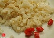 爆炒花蛤,蒜头拍碎去皮,剁成蒜蓉;辣椒洗净,切碎,金不换洗净