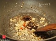 爆炒花蛤,锅中下油,热油时下蒜蓉与辣椒,用中火煸出香味,下沙茶酱