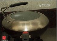 爆炒花蛤,将沙茶酱炒散,转大火,下花蛤,炒匀,盖上盖子