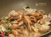 爆炒花蛤,焖2-3分钟,花蛤打开外壳,加入金不换,翻炒均匀