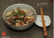 爆炒花蛤,熄火,装入容器食用