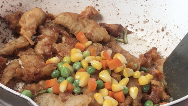 香炸锅巴肉,加入三色蔬菜丁,翻炒均匀