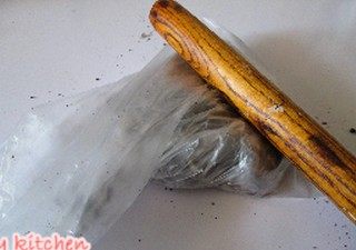 榴莲芝士蛋糕,榴莲肉用勺子碾成泥备用,奥利奥饼干装入食品袋中,用擀面杖敲打成粉末状