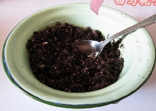 榴莲芝士蛋糕,黄油隔水融化,倒入饼干碎,搅拌均匀