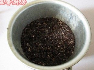 榴莲芝士蛋糕,倒入模具中,压实压平,人冰箱冷藏