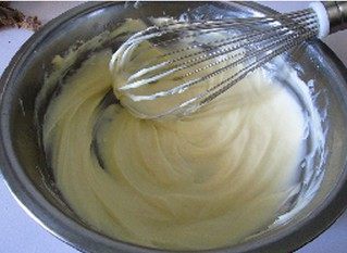 榴莲芝士蛋糕,奶油奶酪加入糖糖搅打至润滑无颗粒状
