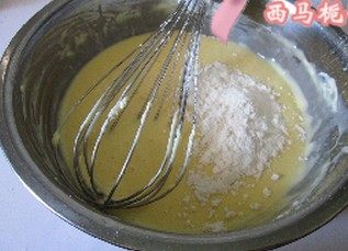 榴莲芝士蛋糕,再倒入酸奶,筛入低粉搅拌均匀