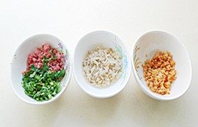 拌石花菜凉粉,香菜、火腿肠、海米、疙瘩头分别切成末,疙瘩头咸菜用温水反复冲洗去掉浓重的咸味