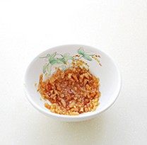 拌石花菜凉粉,海米用花生油小火慢慢烘香后,取出室温晾凉