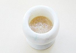拌石花菜凉粉,大蒜加盐掂成泥,加入醋、糖、调匀