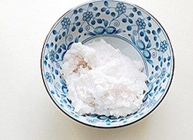 墨鱼丸汤,墨鱼身子撕掉身上的膜,洗净,与肥肉一起剁成泥