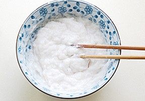 墨鱼丸汤,花椒水加入墨鱼丸泥中,一个方向使搅拌上劲,搅拌不动时分次加一大勺水继续搅拌至上劲