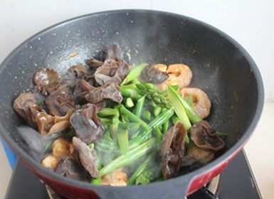 芦笋木耳虾球,锅内倒油，烧热，虾仁滑熟，放入芦笋和木耳