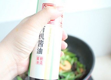 芦笋木耳虾球,放入盐和<a style='color:red;display:inline-block;' href='/shicai/ 692'>酱油</a>调味即可