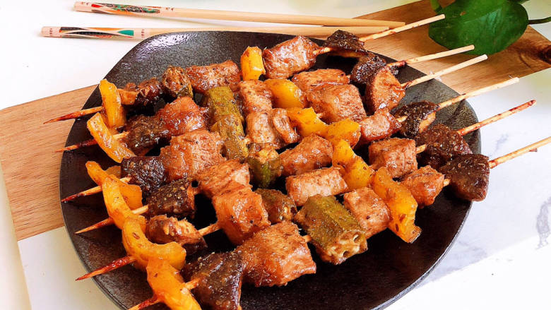 烤里脊肉,超诱人的烤里脊肉就上桌了!