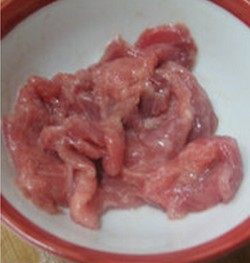 片儿川,里脊肉切成肉片,放入少量的盐、胡椒粉、料酒、淀粉腌制
