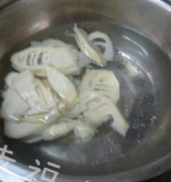 片儿川,笋片放入开水中煮两分钟,煮的时候放点料酒