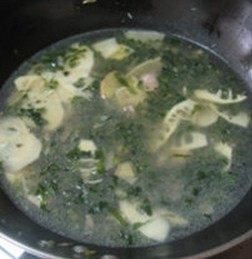 片儿川,倒入适量的清水,水要没过菜