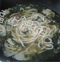 片儿川,把面条再放入汤头里煮熟,再放入适量盐调味即可