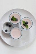 果酱酸奶布丁,少许薄荷叶,蓝莓做装饰