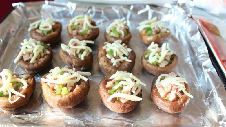 培根焗香菇,<a style='color:red;display:inline-block;' href='/shicai/ 443'>培根</a>剁碎，均匀的放到香菇伞心上，撒上胡椒粉和一点点盐，铺上马苏里拉奶酪丝