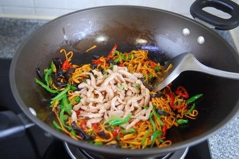 虫草花炒肉,下青红椒丝翻炒至断生,少许盐和适量酱油,下肉丝炒匀即可