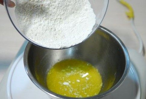 日式棉花蛋糕卷,黄油加热至开始冒泡关火，迅速加入过筛后的低粉