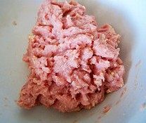 珍珠丸子,在肉馅加入蛋清、蒸鱼豉油、盐、鸡精、绍酒,搅拌均匀,逐次加入适量高汤,顺时针搅拌,搅打上劲