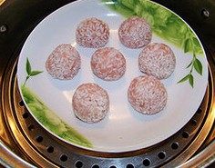 珍珠丸子,将肉丸在手心中团一下,使沾在肉丸表面的糯米向肉丸内部压实,放入上汽的蒸锅中,蒸20分钟