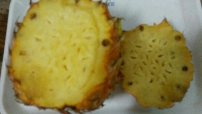 菠萝糯米饭,把<a style='color:red;display:inline-block;' href='/shicai/ 597'>菠萝</a>在侧面开个盖子，其实就是做<a style='color:red;display:inline-block;' href='/shicai/ 597'>菠萝</a>盅。挖出里面<a style='color:red;display:inline-block;' href='/shicai/ 597'>菠萝</a>,只需留一些作饭的伴料