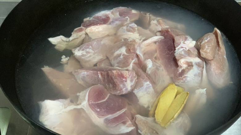 羊肉泡馍,放凉水姜料酒羊肉煮