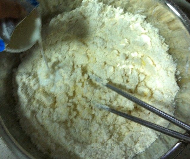 英式提子司康,分次倒入牛奶,可以用筷子慢慢搅拌面团