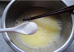香炸薄荷,鸡蛋一个打入容器,放上水搅散放上盐调匀