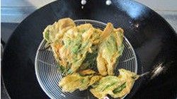 香炸薄荷,浮起后翻面,待2面金黄时捞出控油即可