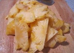 糖菠萝翻转蛋糕,焦糖菠萝制作:菠萝切成薄片用盐水泡泡后滤水