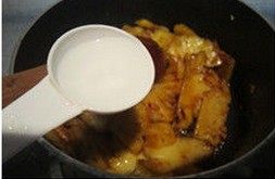 糖菠萝翻转蛋糕,立即将菠萝放入翻拌,加入朗姆酒提味,