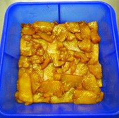 糖菠萝翻转蛋糕,组合蛋糕:提前将菠萝铺在固底模具里,摆满,将蛋糕糊倒入模具内8分满