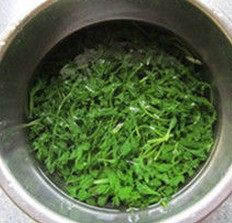 艾草青团,艾叶洗净放开水锅里煮1分钟左右,捞出放凉水里拔凉