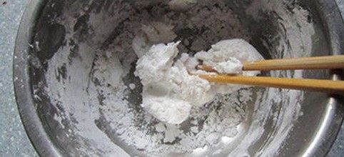 艾草青团,锅里放水烧开将澄粉放入,拨成絮状