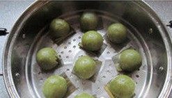 艾草青团,锅烧开水,笼屉上垫粽叶,放上团子大火蒸9分钟至熟