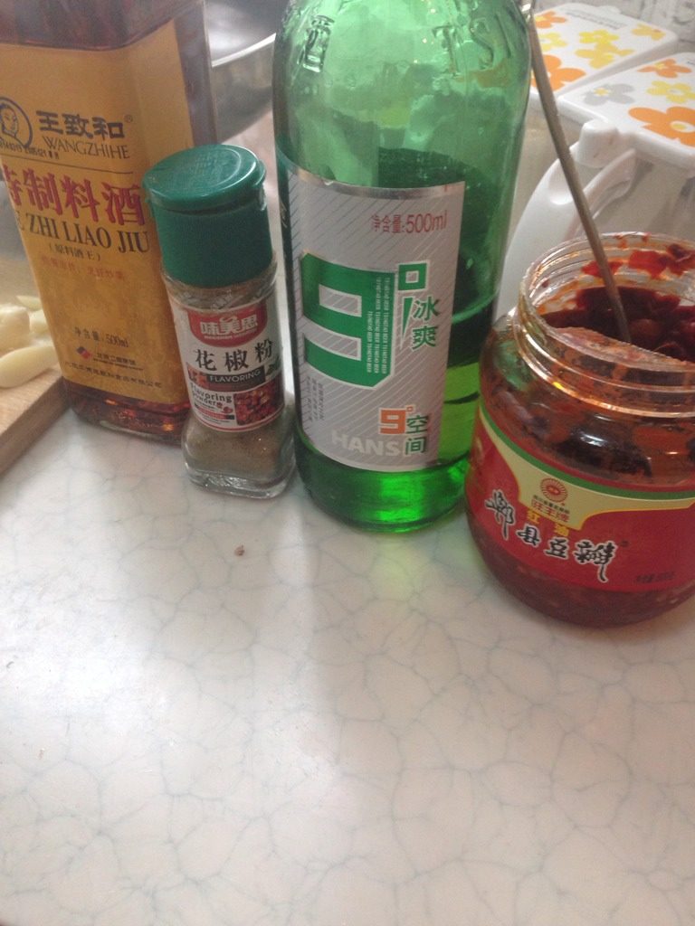 绝味小龙虾,锅内倒油,葱姜蒜炸香,加入小龙虾。翻炒1分钟后加入郫县豆瓣两勺,料酒30ml,翻炒几下,继续加入花椒粉、少量盐、两勺糖、一勺味精。