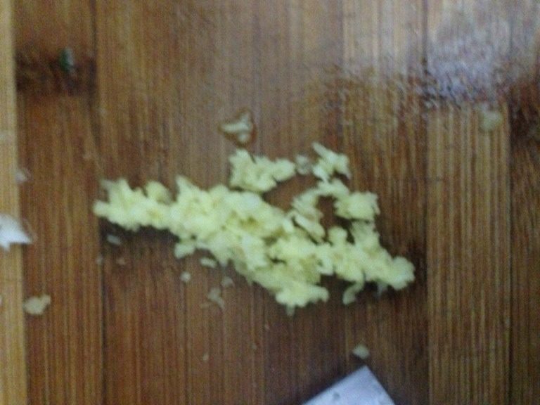 辣椒猪耳朵,姜剁碎,备用。